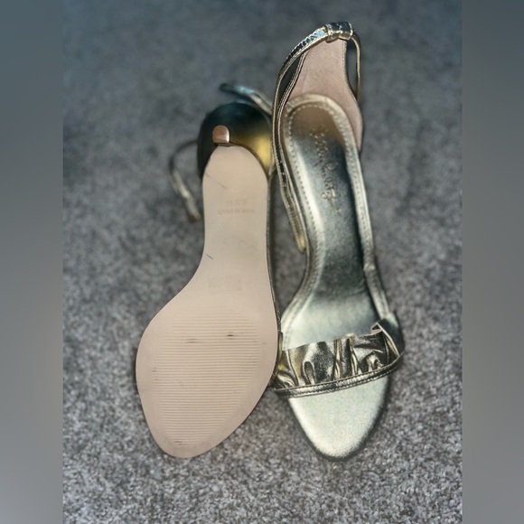 Lilly Pulitzer Gold Ribbon Heel - Picture 3 of 3